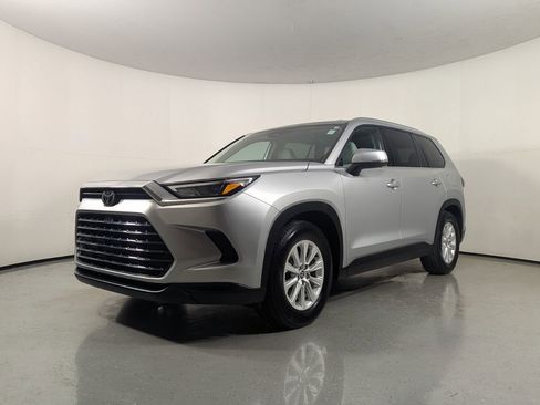 Used 2024 Toyota Grand Highlander XLE image 3