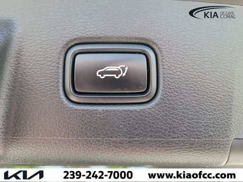 Certified 2022 Kia Telluride SX w/ Towing Package FWD image 11