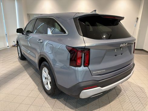 Used 2024 Kia Sorento LX image 3