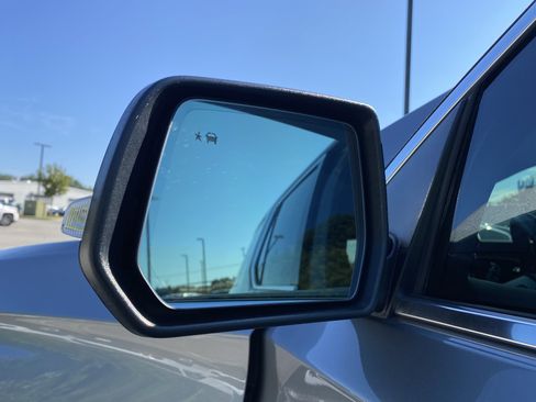 Used 2023 Chevrolet Traverse High Country FWD image 42