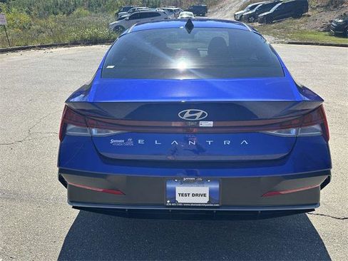 New 2025 Hyundai Elantra SEL image 4