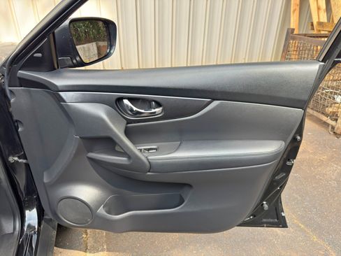 Used 2020 Nissan Rogue SV FWD image 37