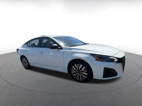 Used 2025 Nissan Altima 2.5 SV FWD image 2