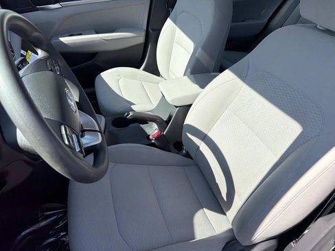 Used 2020 Hyundai Elantra SE FWD image 19