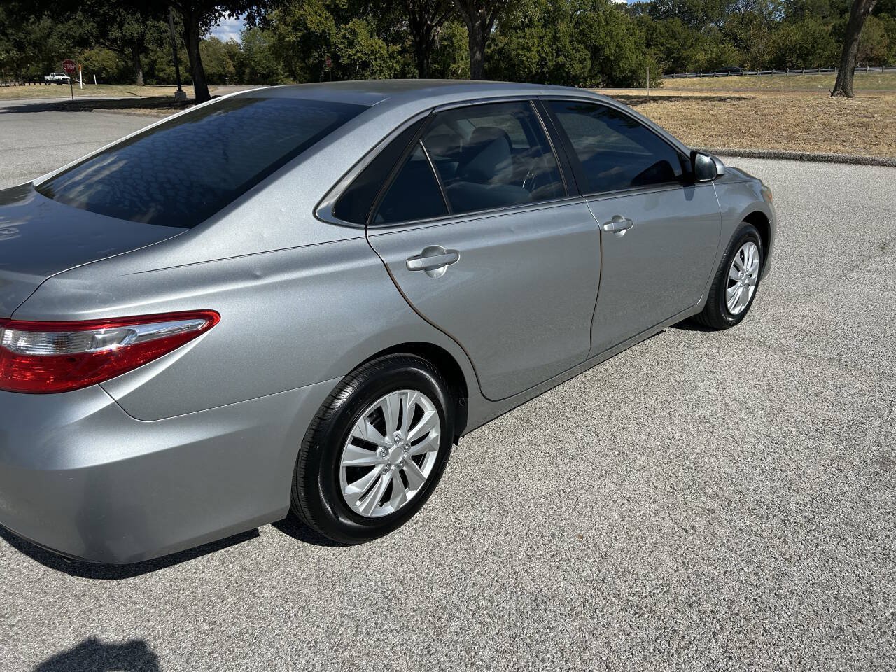 Used 2017 Toyota Camry LE FWD image 5