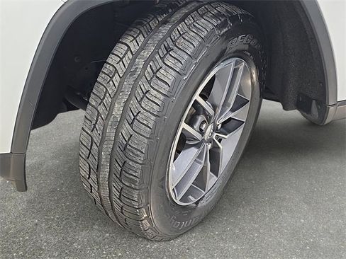 Used 2018 Jeep Grand Cherokee Limited image 32