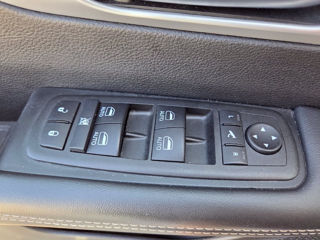 Used 2025 Chrysler Pacifica Limited FWD image 20