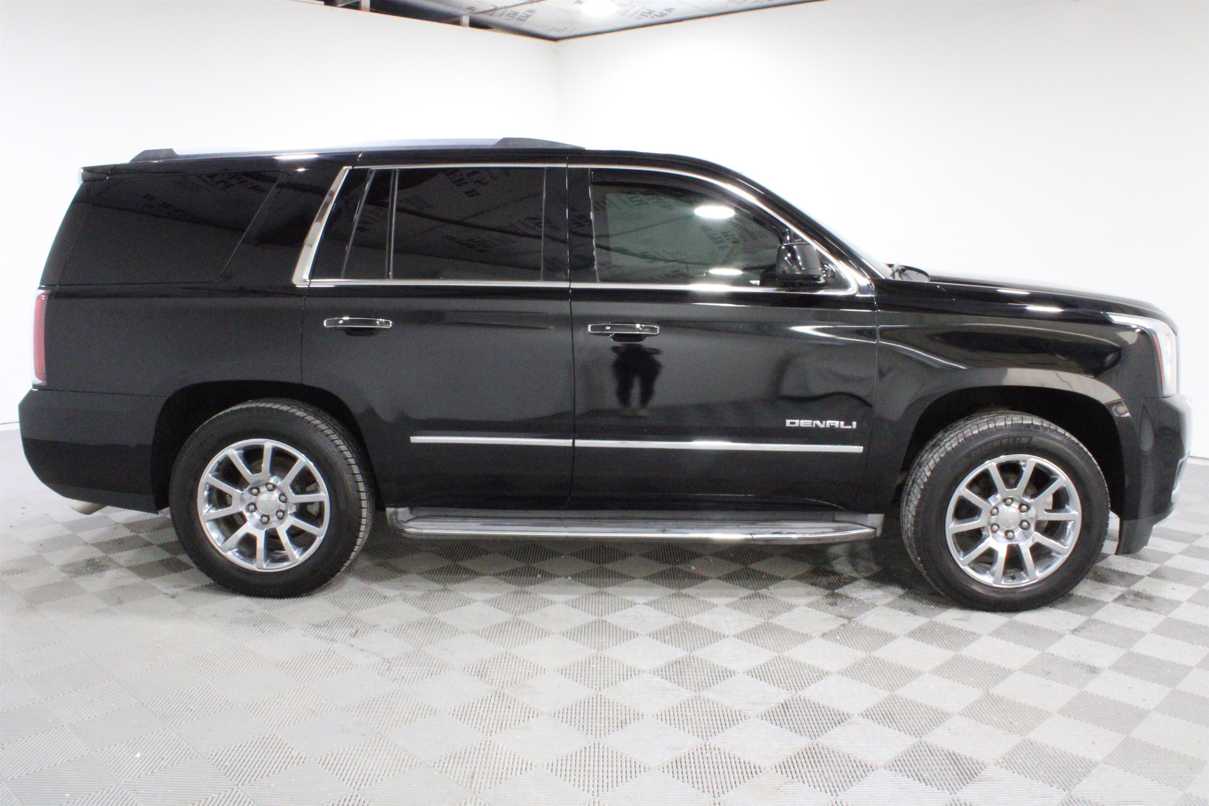 Used 2015 GMC Yukon Denali w/ Touring Package AWD/4WD image 2