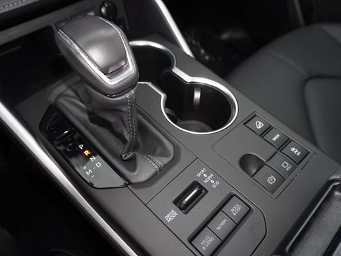 Certified 2024 Toyota Highlander XLE AWD/4WD image 20