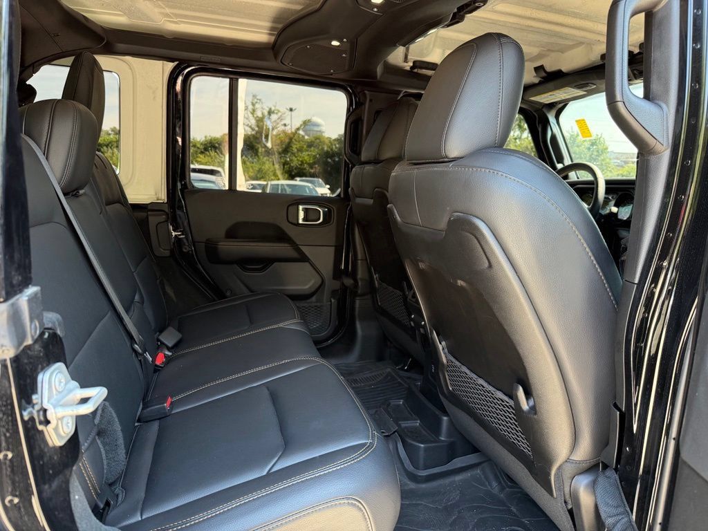 Used 2024 Jeep Wrangler Unlimited Sahara w/ Technology Group AWD/4WD image 17