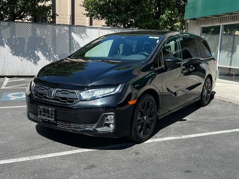 Used 2025 Honda Odyssey Sport-L image 3