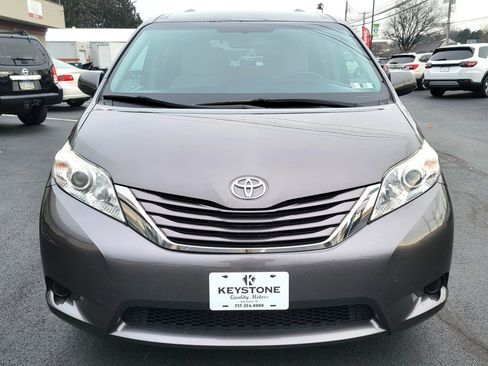 Used 2017 Toyota Sienna LE image 2