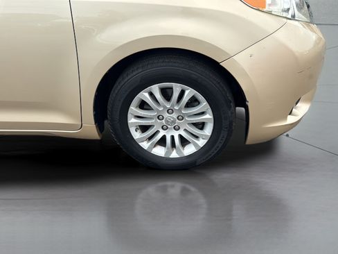 Used 2011 Toyota Sienna XLE w/ Premium Pkg FWD image 34