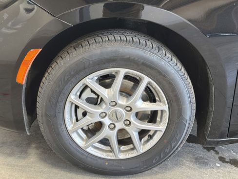 Used 2024 Chrysler Pacifica Touring-L image 15