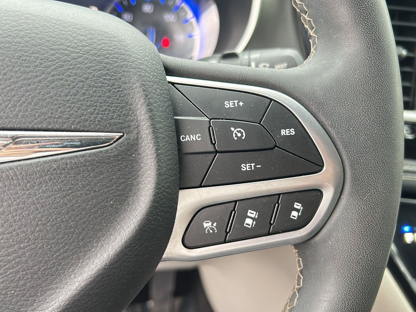 Used 2022 Chrysler Pacifica Touring-L FWD image 19