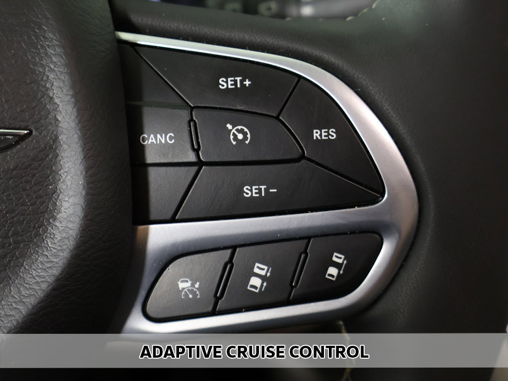 Used 2023 Chrysler Pacifica Touring-L FWD image 3