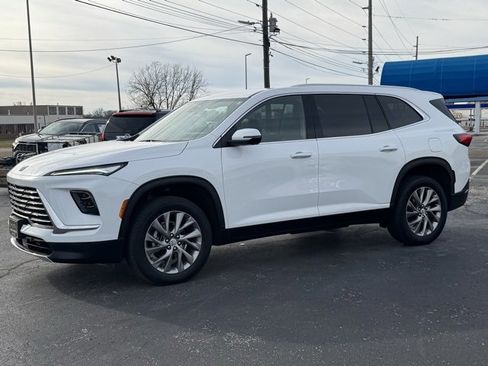 Used 2025 Buick Enclave Preferred image 3