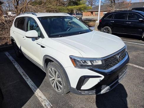 Used 2022 Volkswagen Taos SE image 3