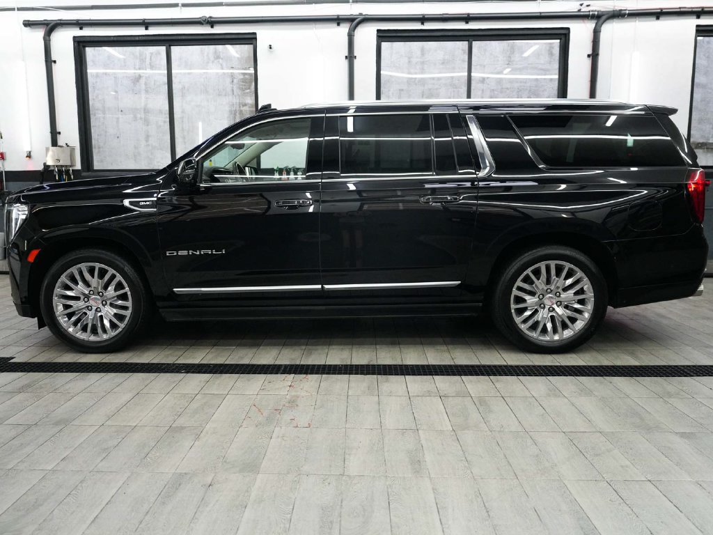 Used 2023 GMC Yukon XL Denali w/ Advanced Technology Package AWD/4WD image 4