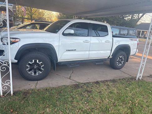 Used 2020 Toyota Tacoma TRD Off-Road w/ Technology Package image 3