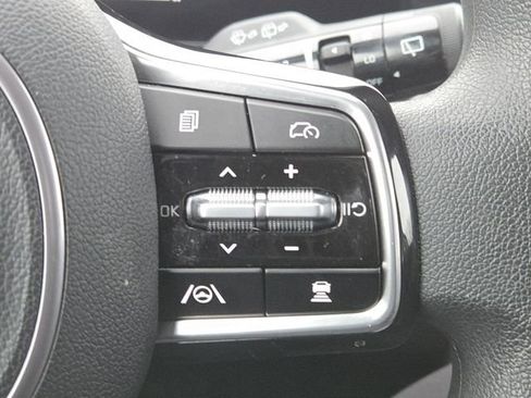 Used 2024 Kia Sorento LX image 12