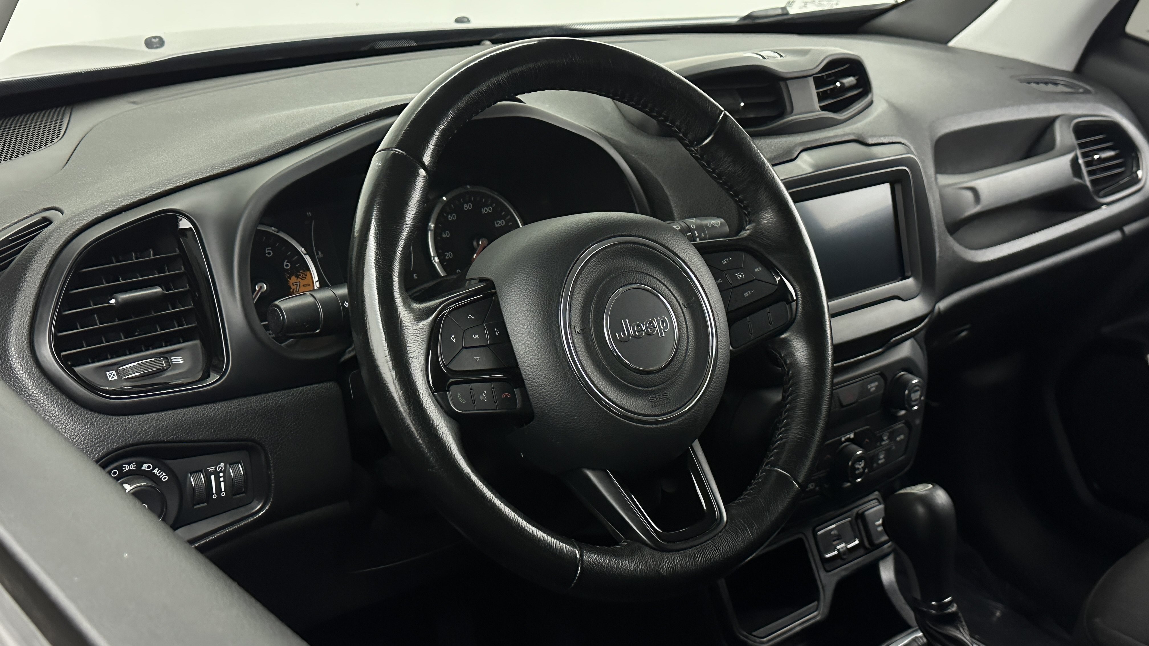 Used 2018 Jeep Renegade Altitude FWD image 8