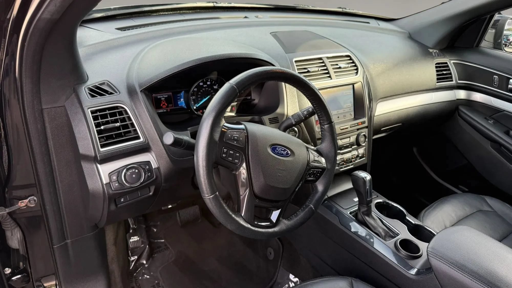 Used 2017 Ford Explorer XLT w/ Equipment Group 202A FWD image 14