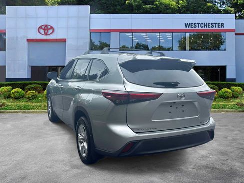 Used 2023 Toyota Highlander LE AWD/4WD image 5