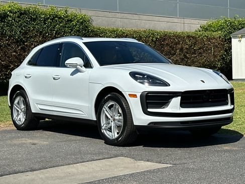 Certified 2026 Porsche Macan AWD/4WD image 10