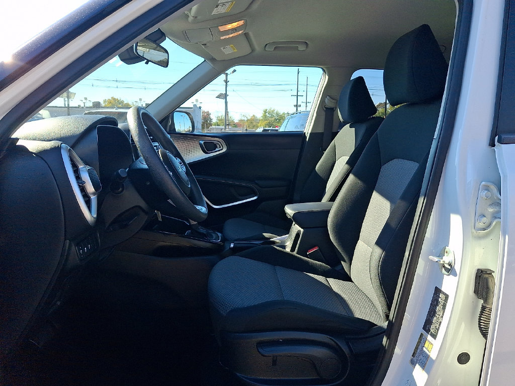 Used 2023 Kia Soul LX w/ LX Technology Package FWD image 16