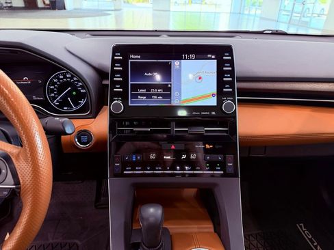 Used 2019 Toyota Avalon Limited image 26