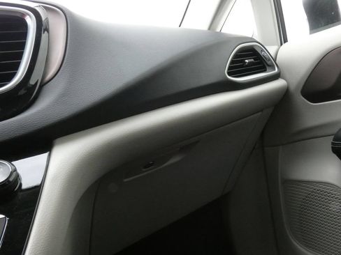 Used 2023 Chrysler Voyager LX FWD image 28