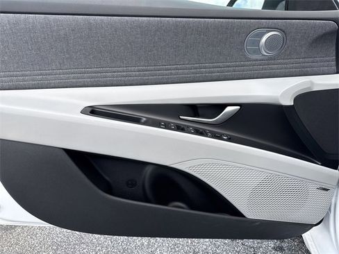 New 2025 Hyundai Elantra Limited image 10