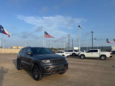 Used 2021 Jeep Grand Cherokee Trailhawk w/ Trailhawk Luxury Group AWD/4WD image 3