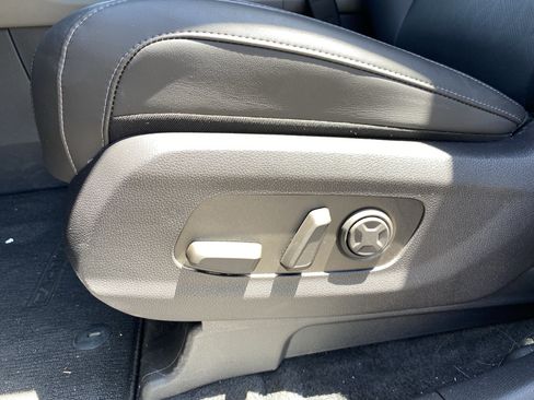 Used 2025 Kia Carnival EX FWD image 23