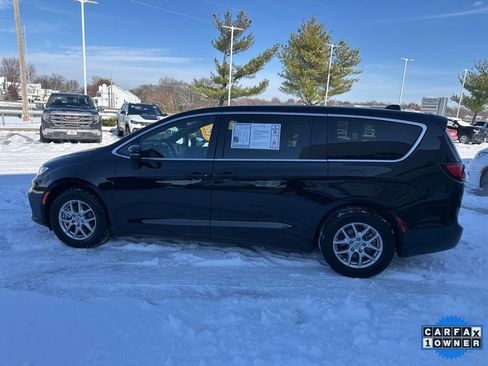 Used 2025 Chrysler Pacifica Select image 20