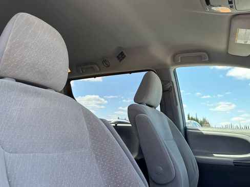 Used 2018 Toyota Sienna LE FWD image 19