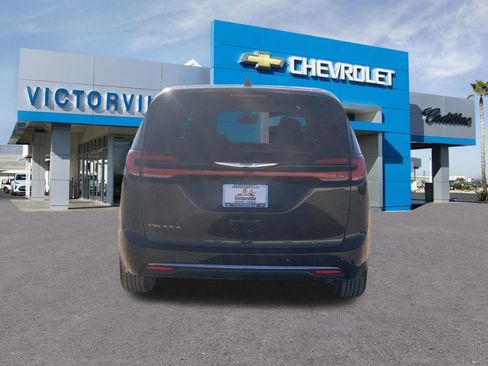 Used 2023 Chrysler Pacifica Touring-L FWD image 5
