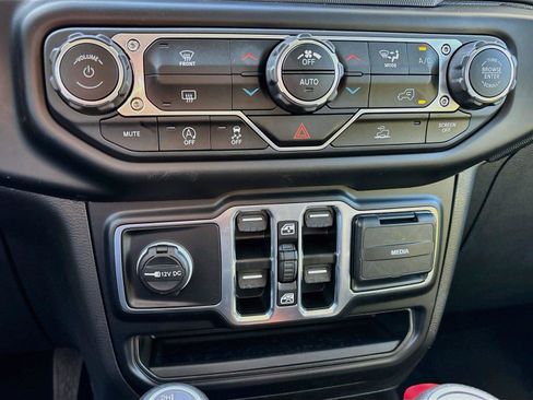 Used 2023 Jeep Gladiator Sport AWD/4WD image 19