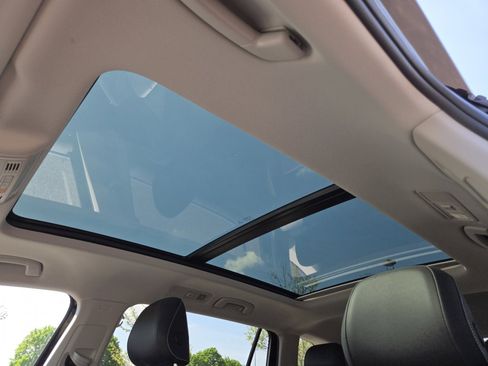 Used 2023 Volkswagen Tiguan SE image 3