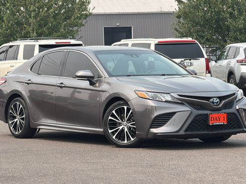 Used 2020 Toyota Camry SE w/ Sunroof Package FWD image 2
