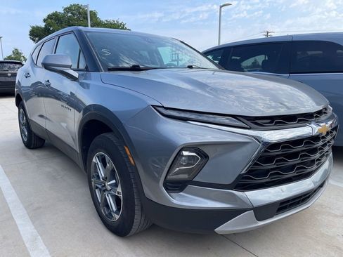 Used 2025 Chevrolet Blazer LT FWD image 2
