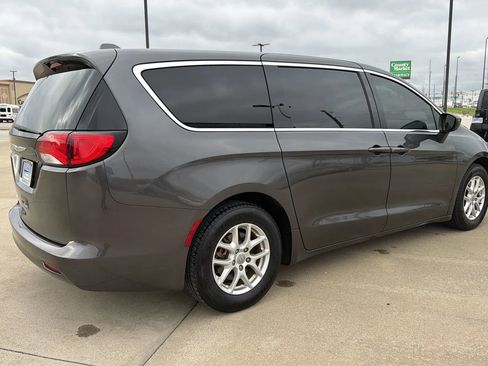 Used 2017 Chrysler Pacifica Touring image 20