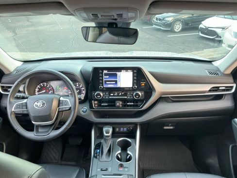 Certified 2022 Toyota Highlander XLE image 20