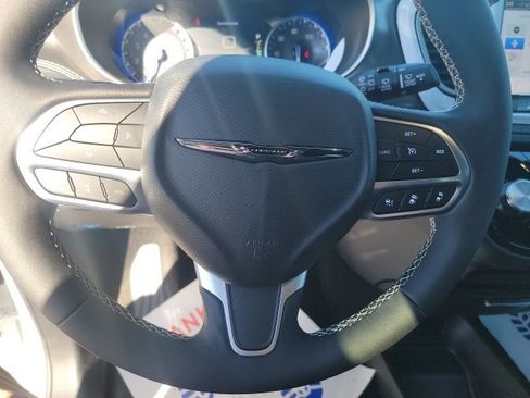 New 2025 Chrysler Pacifica Select image 15