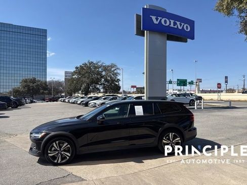 Certified 2025 Volvo V60 B5 Cross Country Plus image 5