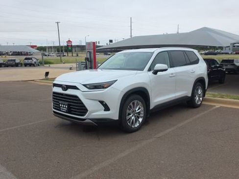 Used 2024 Toyota Grand Highlander AWD image 2
