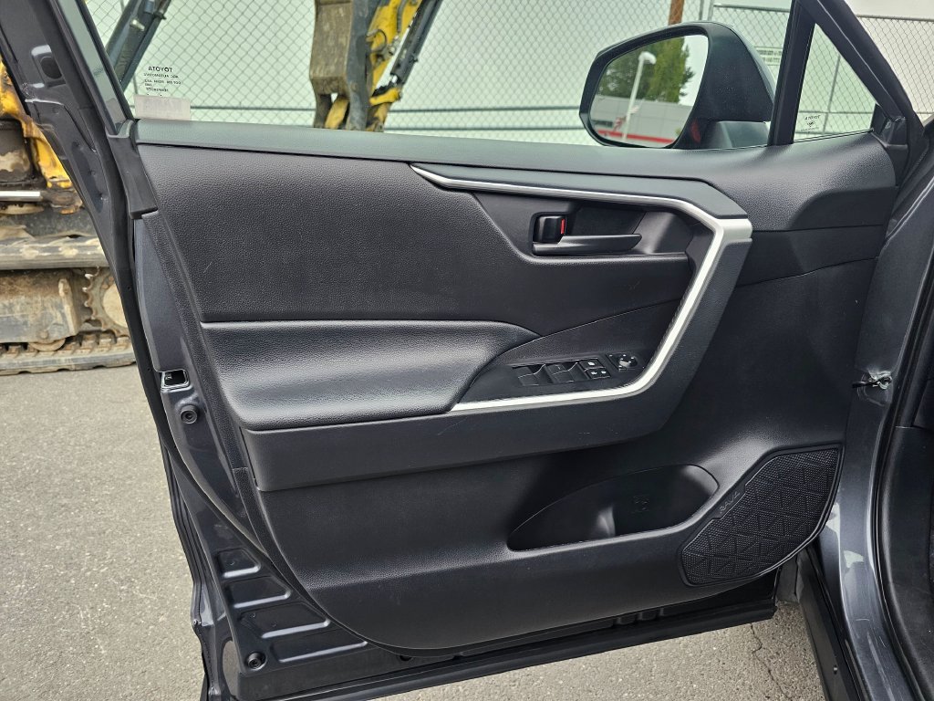 Certified 2021 Toyota RAV4 LE AWD/4WD image 21
