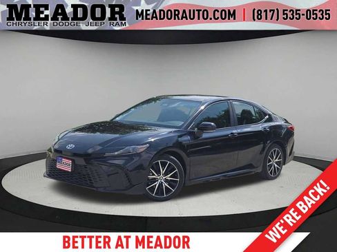 Used 2025 Toyota Camry SE FWD image 1