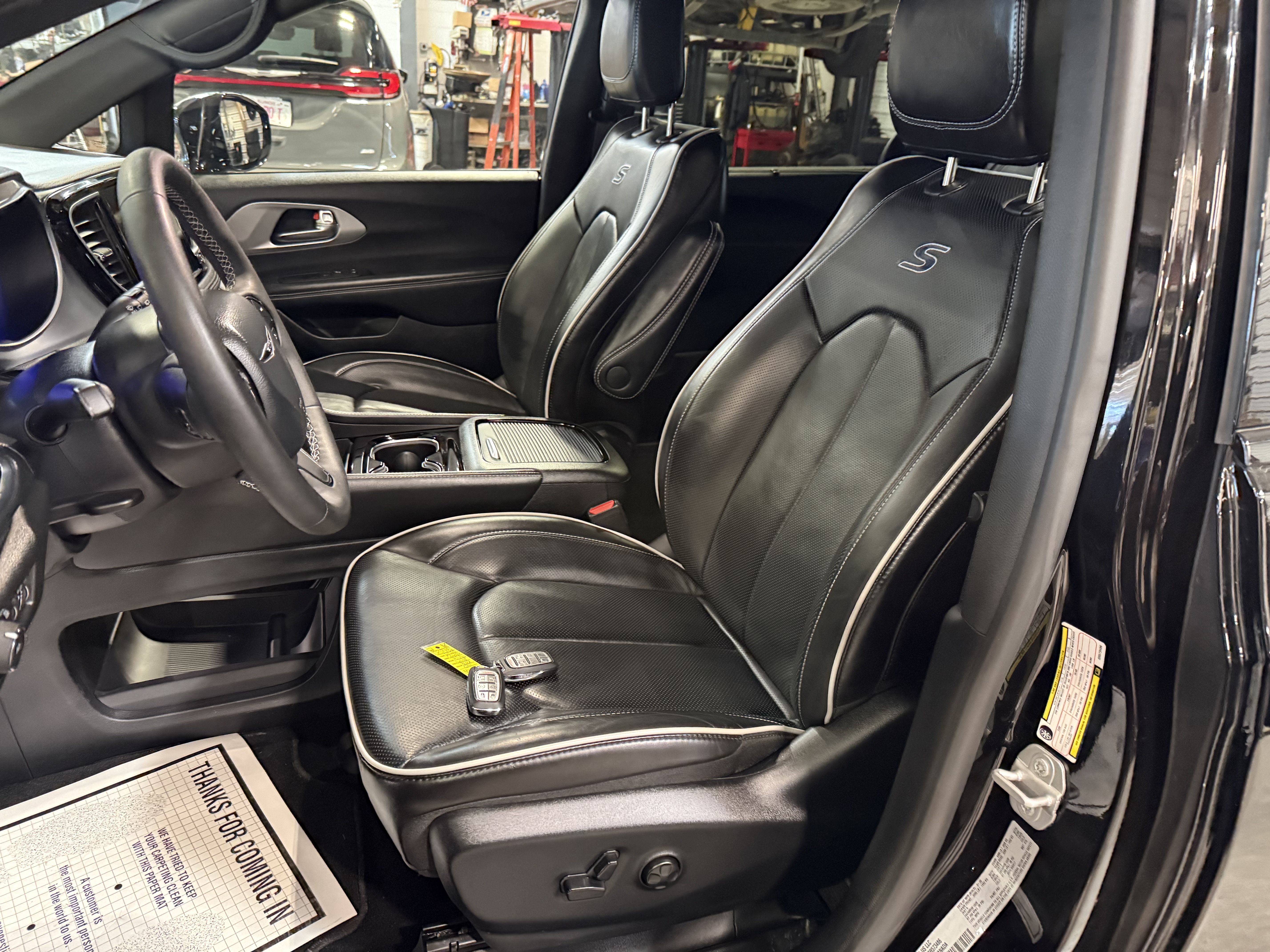 Certified 2025 Chrysler Pacifica Limited AWD/4WD image 39